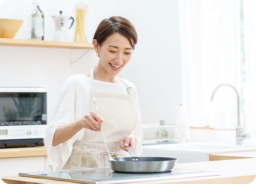 料理する女性の写真