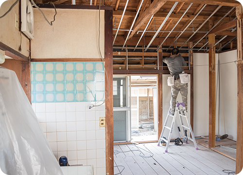 料理する女性の写真