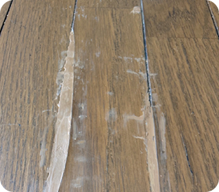 傷ついた壁や床