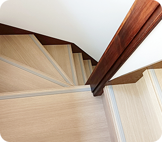 手すりのない階段